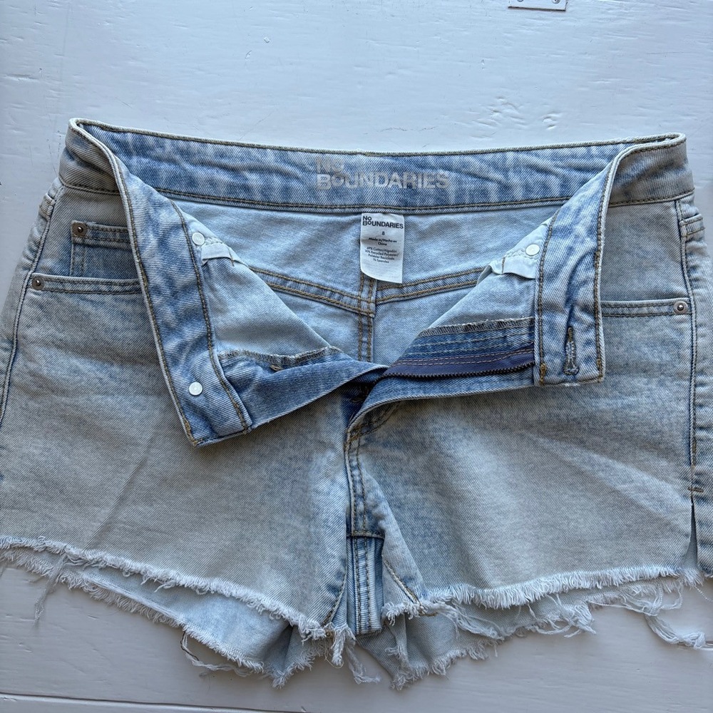 No Boundaries Women 8 Denim Short Bundle 2pk Blue Raw Hem Light Dark Wash Summer - Picture 4 of 12